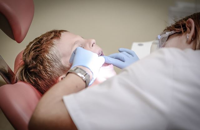 S bolestí zubů spěchejte k zubaři v Praze